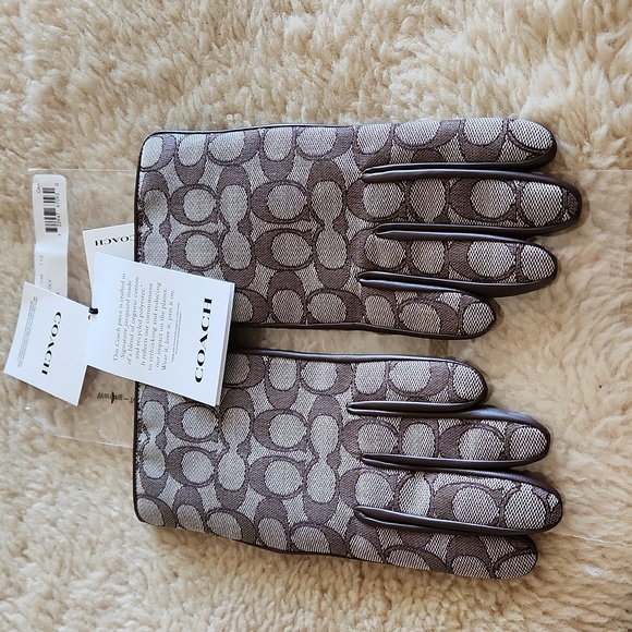 NWT Coach Signature Jacquard and Oak Brown Leather Tech Gloves ๐ค๐งค๐ - Picture 15 of 16